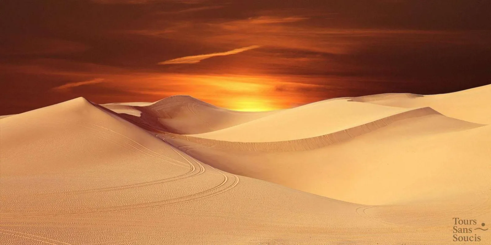 Sunset over the dunes at the end of a Tataouine desert day